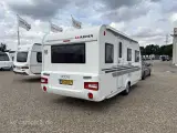 2010 - Adria Adora 472 LU   Velholdt enkeltsengsvogn totalvægt 1300 - 2