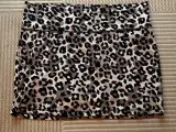 Leopardmønstret kort nederdel str XL 