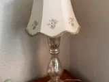 Bordlampe med fin skærm