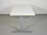Hæve-/sænkebord med hvid laminat fsc plade på alu stel - 4