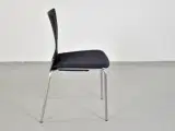 Randers radius konferencestol med sort ryg og sort/blå polstret sæde - 4