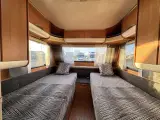 2011 - Adria Adora 472 LU   Meget let enkeltsengs vogn - 2