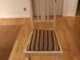 Gammel hvidmalet træstol