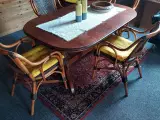 Spisebord med to udtræksplader og 6 stole