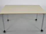 Zeta konference-/mødebord med beige plade og alugrå ben, på hjul - 5