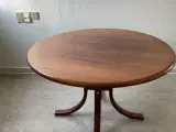 To lækre lænestole med flot tilhørende bord