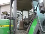 John Deere 7710 8.1L motor, store hjul og frontlift. En ejeres velholdt gård traktor. - 5