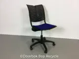 Häg conventio w kontorstol i sort med blå polsteret sæde og stel