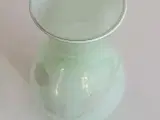 Grøn og hvid glasvase m blomsterdeko, NB - 5