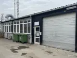 Velegnet til højloftet lager. Indeholder tekøkken, toilet og bad. - 2