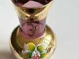Lilla glas med gulddeko og blomst - 5