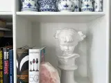 Buste, pige m rottehaler, hvidglaseret fajance