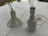 Loftslampe og lille bordlampe. 