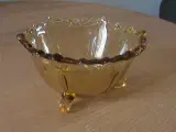 Glas skål på tre ben med mønster i kant