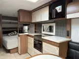 2016 - Polar Svit 560 CTH   Luksus Polar vintervogn med fransk dobbeltseng fra Hinshøj Caravan - 2