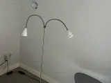 Standerlampe og pendler.