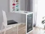 Vægmonteret klapbord med hylder og tavle 