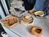 Diverse fodderskåle og 1 grotte til krybdyr