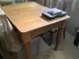 Gammel egebord med 4 stole