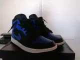 Jordan 1 Hyper Royal