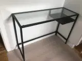 Skrivebord med glasplade Fra IKEA