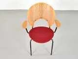 Nanna ditzel trinidad stol i kirsebær med armlæn, rødt polster og sort stel - 5