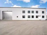 Stort og generelt nyistandsat lagerlejemål. - 2