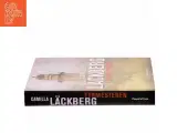 Fyrmesteren : kriminalroman (Klassesæt) af Camilla L&#228;ckberg (Bog) - 2