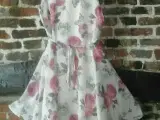Skøn hvid sommer kjole fra Mela-London