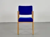 Farstrup konference-/mødestol i bøg, med blå polstret sæde og ryg