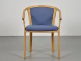 Magnus olesen konferencestol i bøg, med lyseblå polster på sæde og ryg