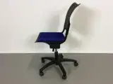 Häg conventio w kontorstol i sort med blå polsteret sæde og stel - 2