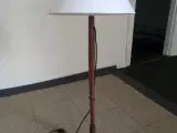 Retro design lampe i teaktræ