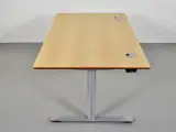 Hæve-/sænkebord med plade i bøg og på grå stel - 5