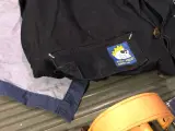 Skjorte, bælte, sangbog, mugg
