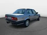 BMW 320i 2,0  - 3