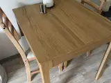 Spisebord med 2 stole sælges