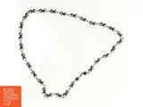 Halskæde med sorte perler og sølvfarvede led (str. 40 cm) - 2