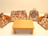 5 vintage dukkehusmøbler og 4 dukker