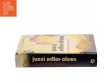 Og hun takkede guderne af Jussi Adler-Olsen (Bog) - 2