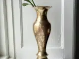 Messingvase, tung, patineret