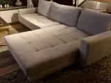 Sofa med bred chaiselong 