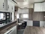 2023 - Hobby Excellent Edition 650 KMFe   Stor rummelig familievogn med 3 køjer fra Hinshøj Caravan - 2