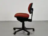 Rh logic 1 kontorstol med rød polster og sort stel - 4