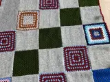 Hæklet og strikket tæppe
