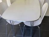 Spisebord med fire stole
