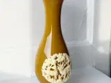 Vase, sennepsgul plast m plastrelief - 5