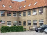 Kontor i gammel fabrik – 201 kvm - Parkeringsplads lige bag ejendommen. - 3