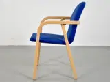 Konferencestol af bøg med blå polstret sæde og ryg - 2