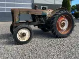 Fordson Major Motoren mangler, men mange god dele. - 2